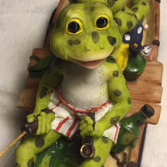 🌟 Frogs kicking Back.. gone Fising Figurine - Picture 6 of 6